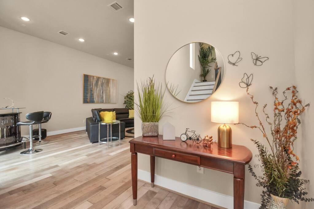 Beautiful Luxurious Houston Galleria Home Экстерьер фото
